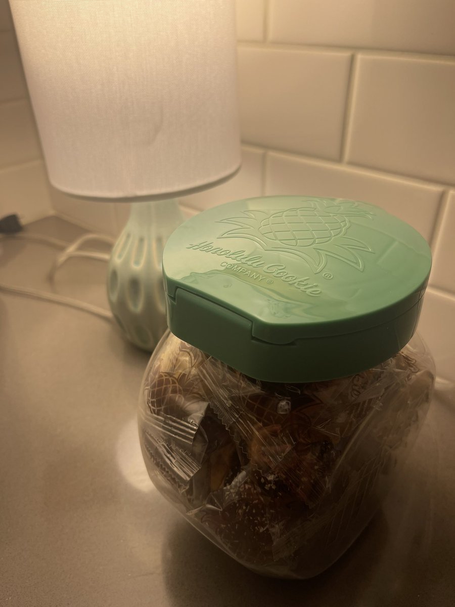 CoachKRich04's tweet photo. Perfect addition to the kitchen counterβ¦.a 40 count @honolulucookie container β₯οΈπΊ #Maui #BestCookiesEver https://t.co/x9FkJS3CJZ
