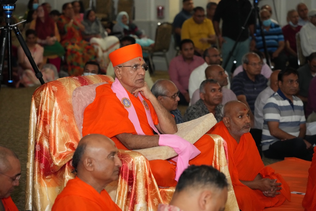 SGadiNewJersey's tweet photo. Divine Darshan of His Divine Holiness Acharya Shree Jitendriyapriyadasji Swamiji Maharaj of Maninagar Shree Swaminarayan Gadi Sansthan
#AcharyaSwamiji Maharaj #Swamiji #Swaminarayan
#JaySwaminarayan
#SGadiNorthAmerica #NorthAmericaVicharan
#NewJerseyMandir
#SecaucusTemple https://t.co/k3balJWB70