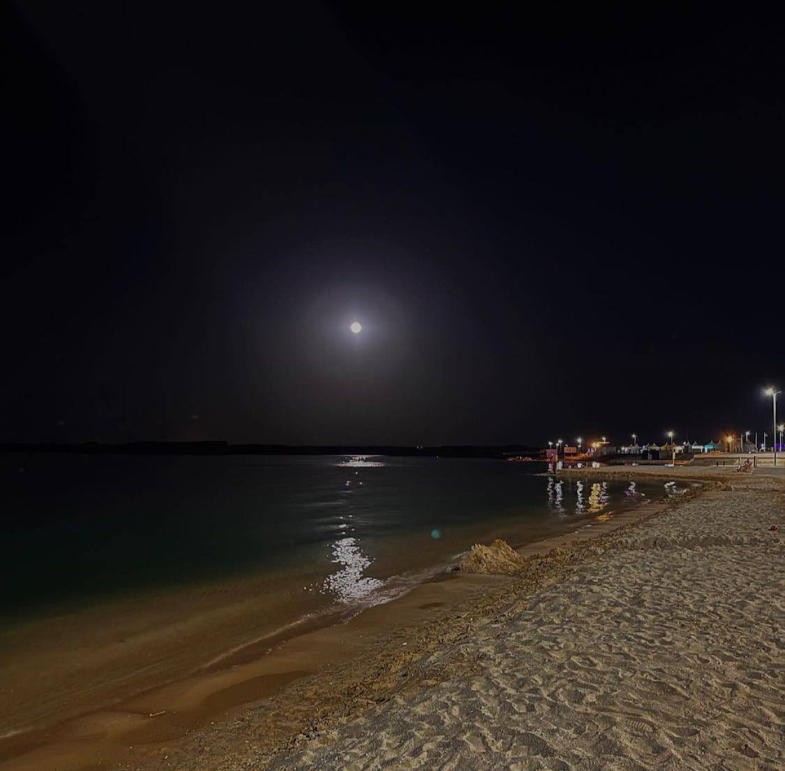 كل إنسان قمر، ولديه جانب مظلم لا يظهره للآخرين🕯.