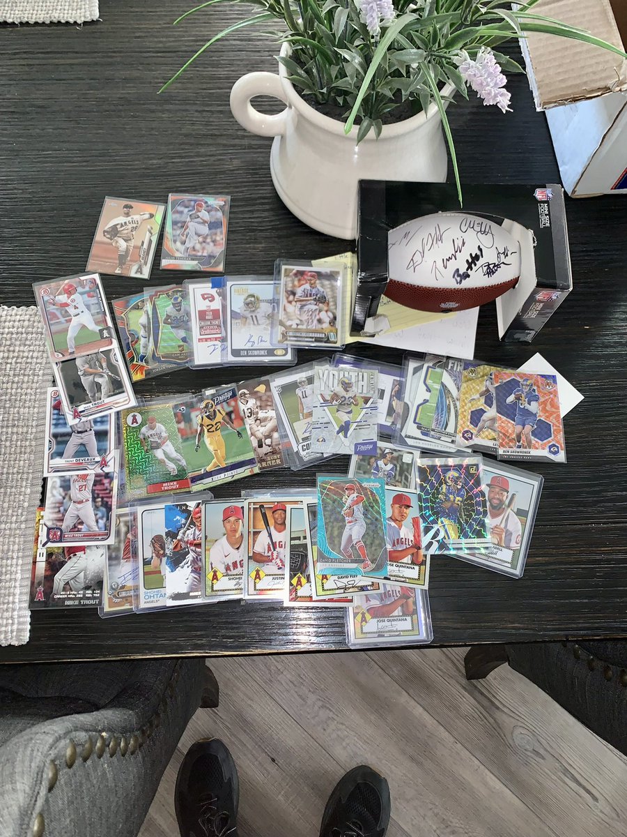 C5_roller's tweet photo. I have been STRUGGLING with life lately. This week specifically has been really hard, so it was perfect timing when this RAK showed up. I’m speechless. The love I have for this hobby cannot be vocalized enough. I’m so grateful for the people @BuckCityBreaks has brought in my life https://t.co/d0Yl1TQdZN