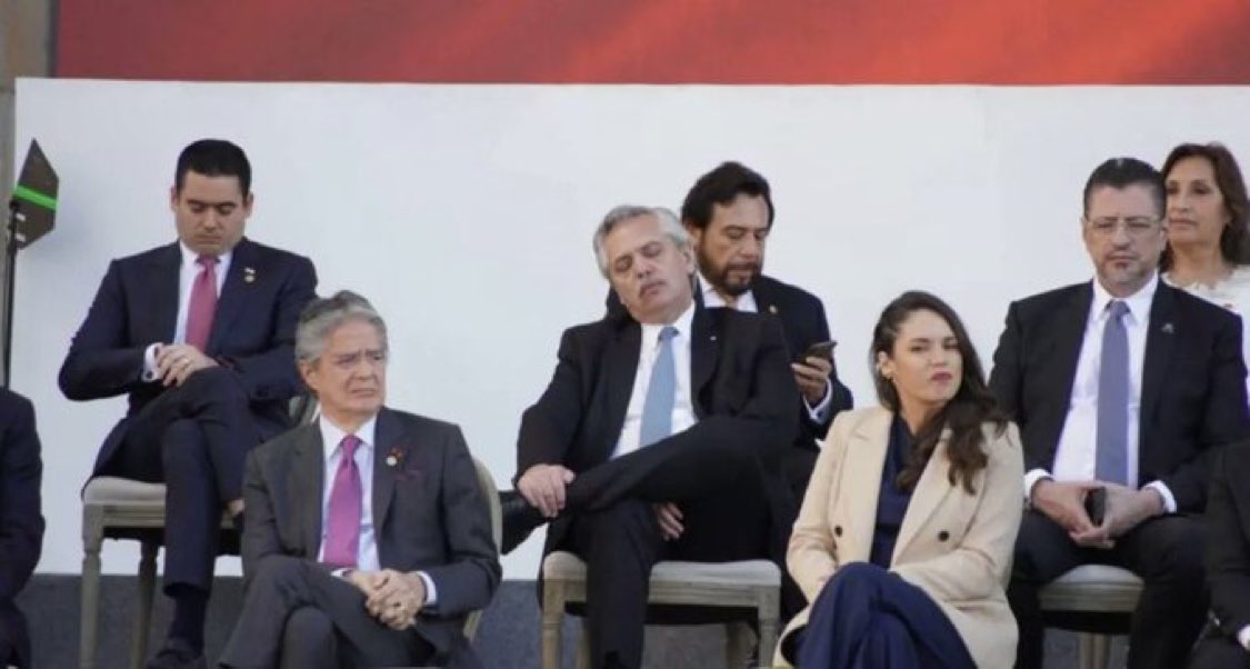 gracielita_g's tweet photo. Alberto se quedó dormido en la asunción del presidente de Colombia! 
Habrá alguna vez que este pelotudo no nos haga pasar vergüenza??? 🤦����‍♀️
#CondenaSocial #PPT repudio Lanata https://t.co/dWcNNUcouv