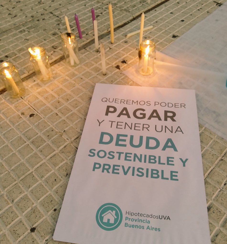 SalirDelUva's tweet photo. @MinHabitatAR #HipotecadosUVA usados en campaña de @alferdez @FrenteDeTodos luego de ser engañados y estafados por @mauriciomacri @juntoscambioar 
Somos familias queriendo pagar nuestros hogar con dignidad! 
BASTA DE #UsuraUva 
#EliminacionUva 
@SergioMassa @CFKArgentina https://t.co/HX3NllthwC