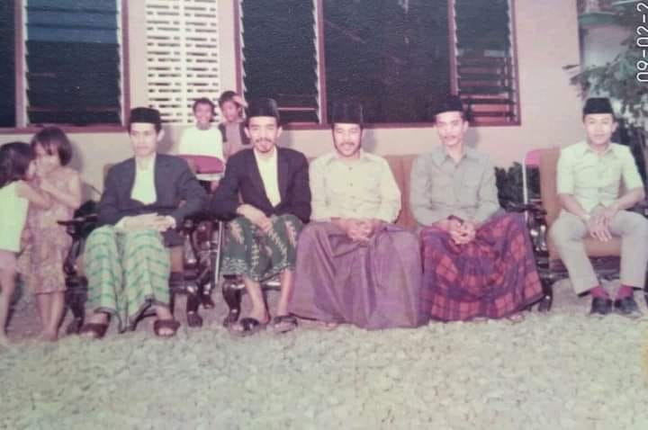 HIDJKSL's tweet photo. Masyayikh Pondok Pesantren Lirboyo saat foto bersama 

Almarhum KH. Maftuh Basthul Birri 
Almarhum KH. Aziz Manshur 
Almarhum KH.A. Idris Marzuqi 
Almukarrom KH.M. Anwar Manshur 
Almarhum KH.M. Fashihuddin Ahmad https://t.co/fiJmG3al8Z