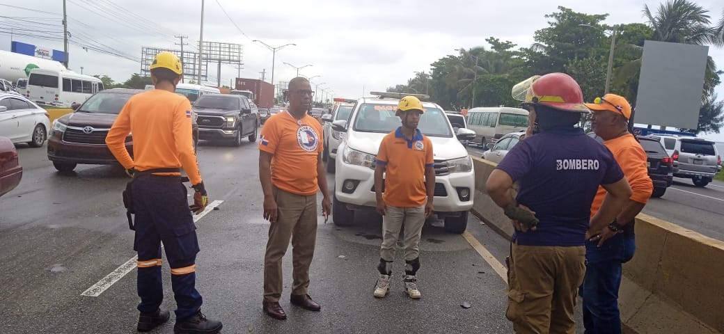 DefensaCivilPSD's tweet photo. La Defensa Civil  Regional Ozama junto a su brigada de rescate brindaron apoyo al equipo de asistencia vial de obras públicas, policía nacional,  bomberos, entre otros, en un accidente de tránsito  múltiple en km.18 de las Américas. https://t.co/umhliLdW4z