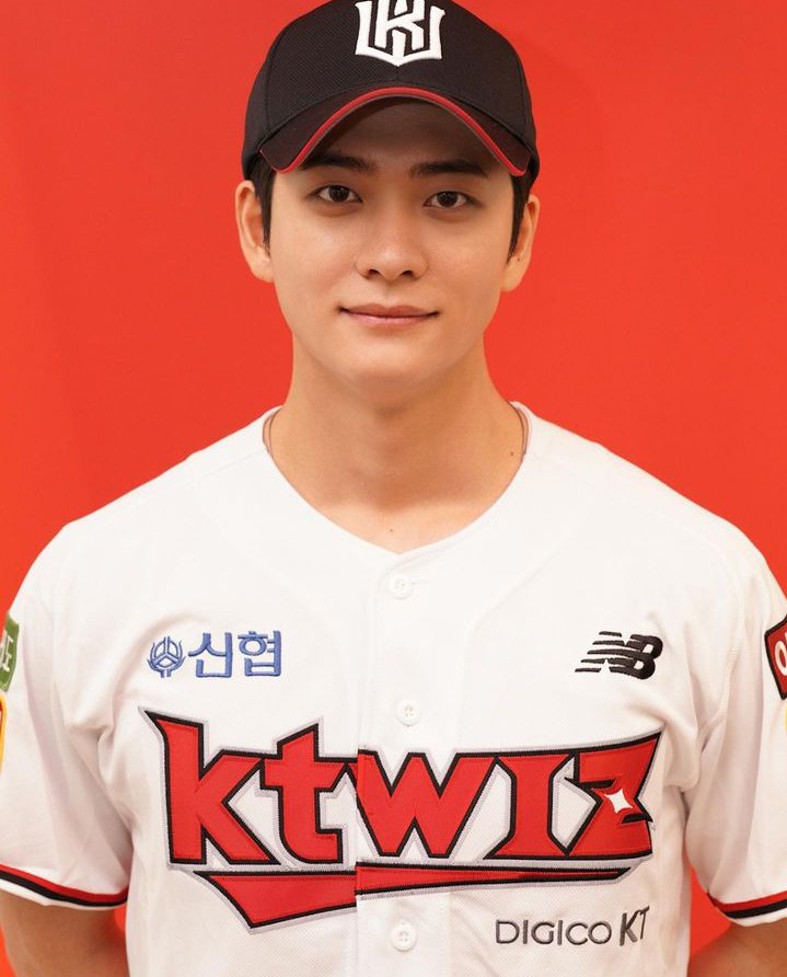 kdramadaisy's tweet photo. HANDSOME GILA 🧎🧎🧎 https://t.co/2JCQTggiLz