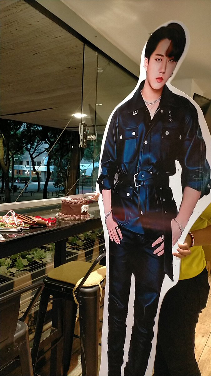 Tlvshyuk's tweet image. Hoy viene festejo su cumpleaños, partió su pastel, paso al ángel y viajo por metrobus!!