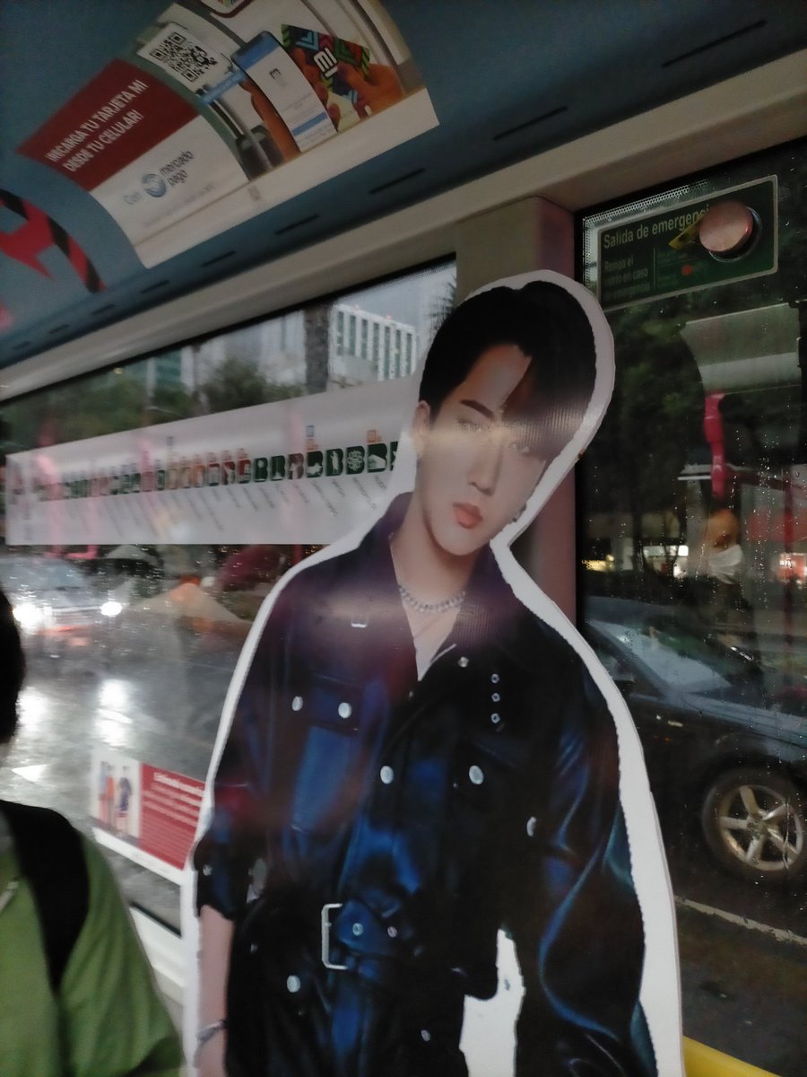 Tlvshyuk's tweet image. Hoy viene festejo su cumpleaños, partió su pastel, paso al ángel y viajo por metrobus!!