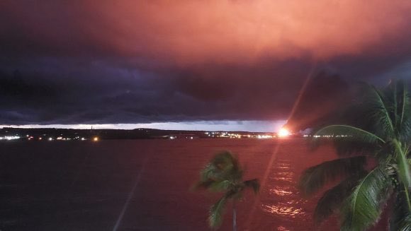orlanditoTLC's tweet photo. Así esta el incendio en matanza en este momento, la situación empeora y los vientos son fuertes que no ayudan a controlar las llamas, se espera una nueva explosión #CubaPaLaCalle https://t.co/TEe6JB5OcN