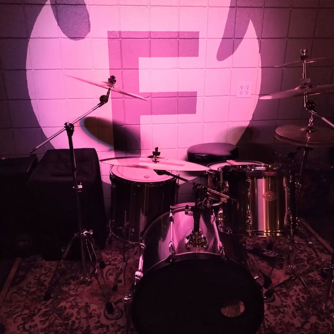 DonGookin's tweet photo. Last night's gig. https://t.co/Ke5yOcBqyx