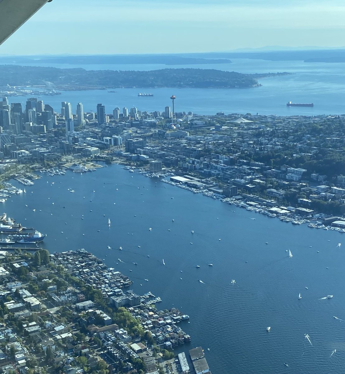 Seattle is simply stunning today! Amazing capture by ⁦<a href="/HallieTerrell88/">Hallie Terrell</a>⁩
