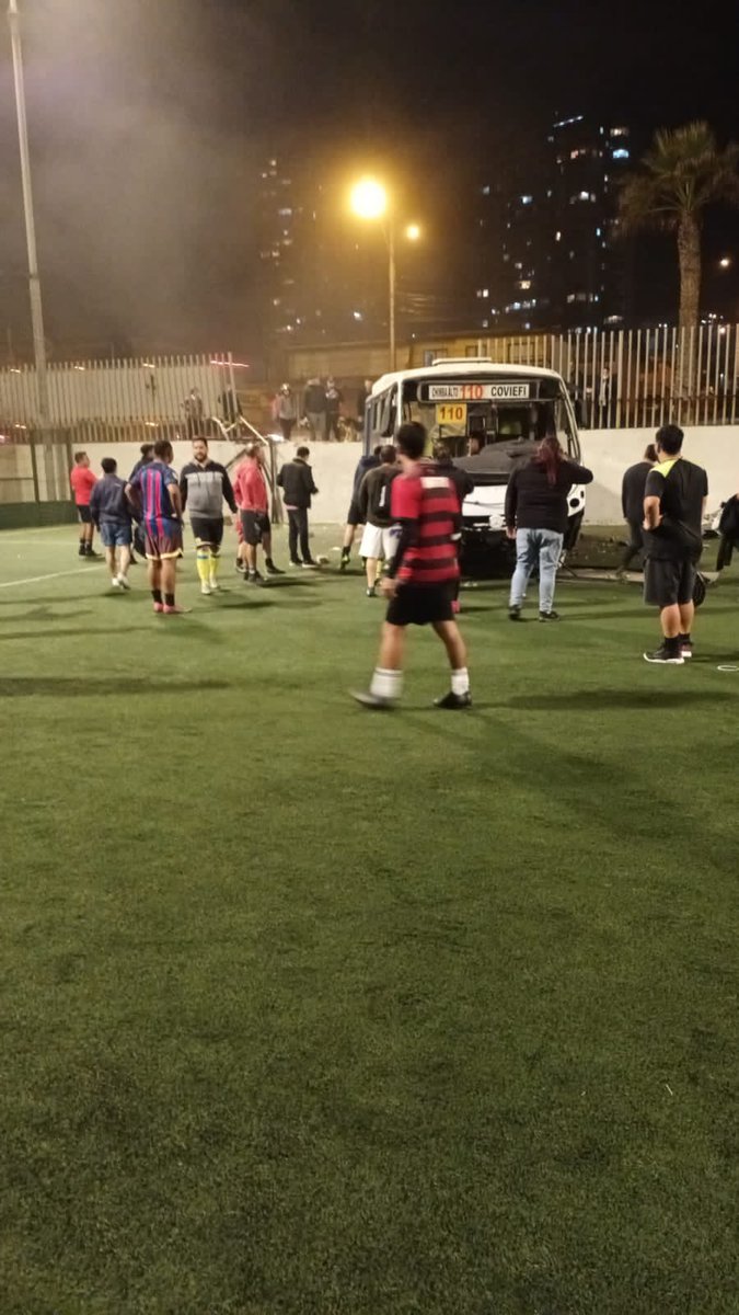 ConiCaamano's tweet photo. Micro se mete /choca adentro de las canchas del complejo costanera sport ! Afortunadamente dos minutos antes habían salido los jugadores en la cancha … #Antofagasta https://t.co/4cYO4UpMdb