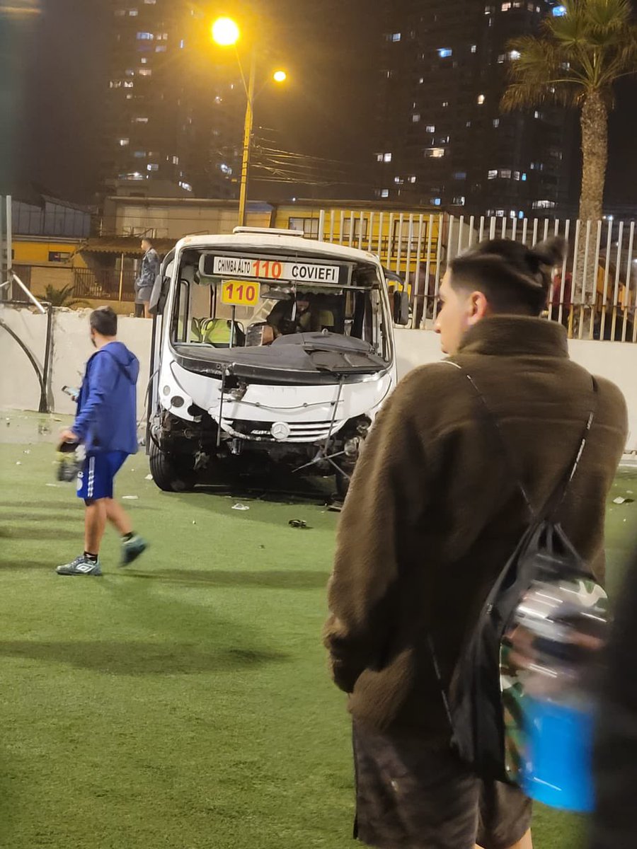 ConiCaamano's tweet photo. Micro se mete /choca adentro de las canchas del complejo costanera sport ! Afortunadamente dos minutos antes habían salido los jugadores en la cancha … #Antofagasta https://t.co/4cYO4UpMdb
