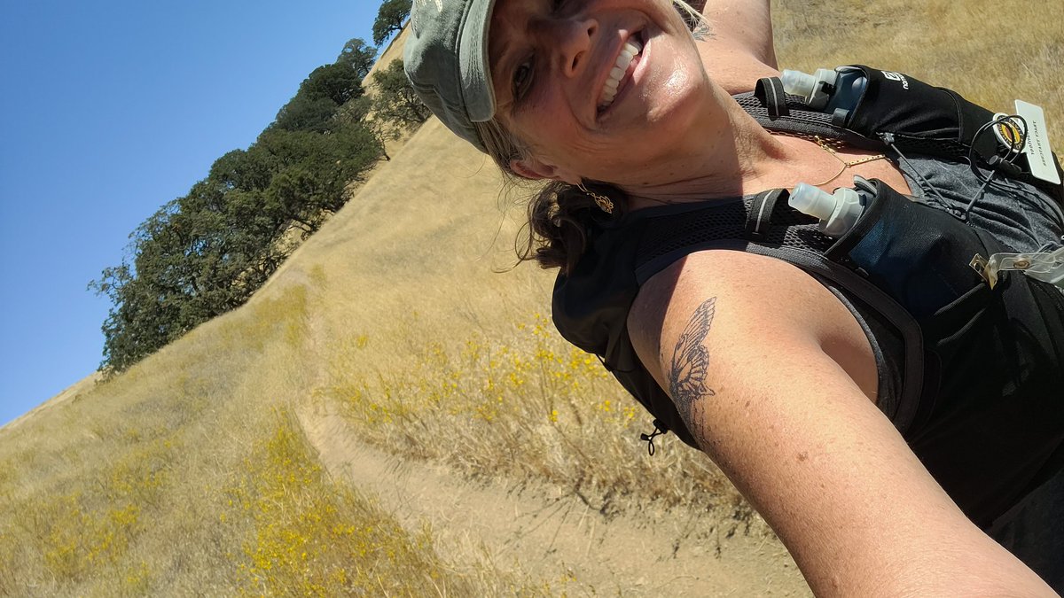 FlowervineMom's tweet photo. A sweltering hot trailrun after church. I haven't done an afternoon run in a long time, very different energy, but the smell of  hot grasses is intoxicating. I feel relaxed from the heat. 
#trailrunner #mtdiablo #trailrunning #trailrunnertracy #trailworld #contracosta #California https://t.co/JmfC25uTtW