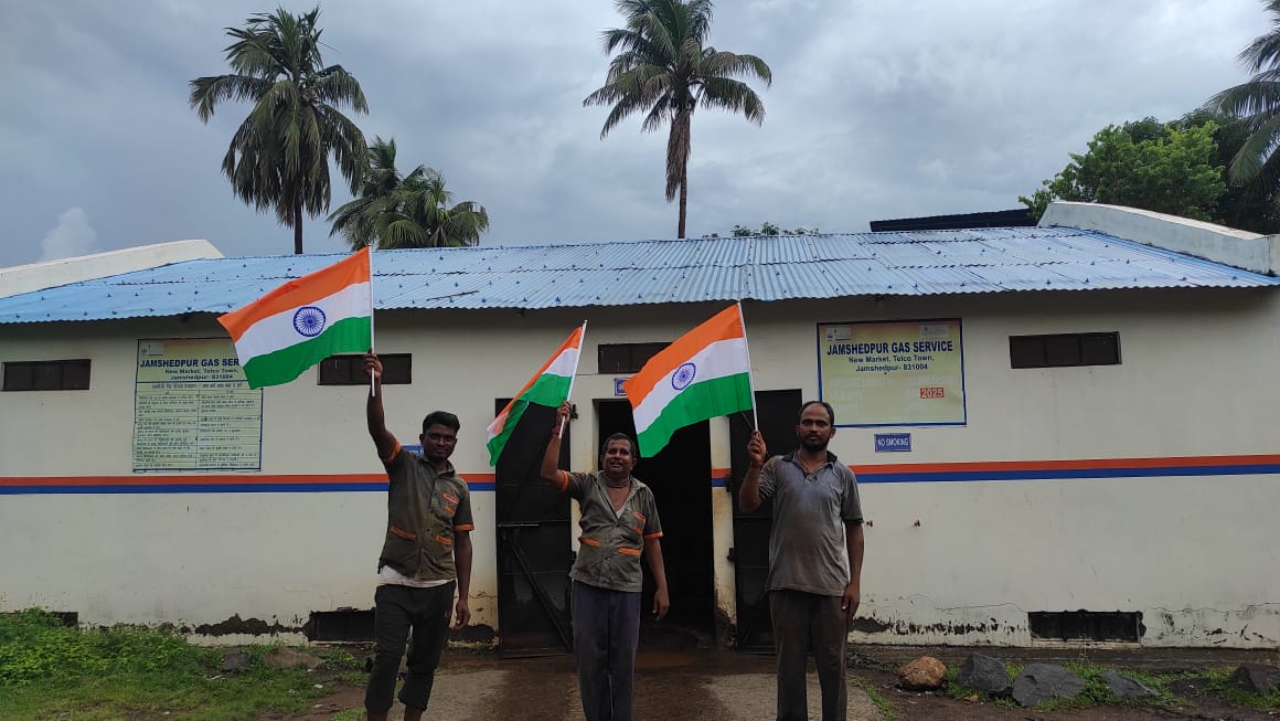 jsrgas's tweet photo. TIRANGA DISTRIBUTED AMONG OUR STAFF &amp; CONSUMERS https://t.co/la24YYAihx
