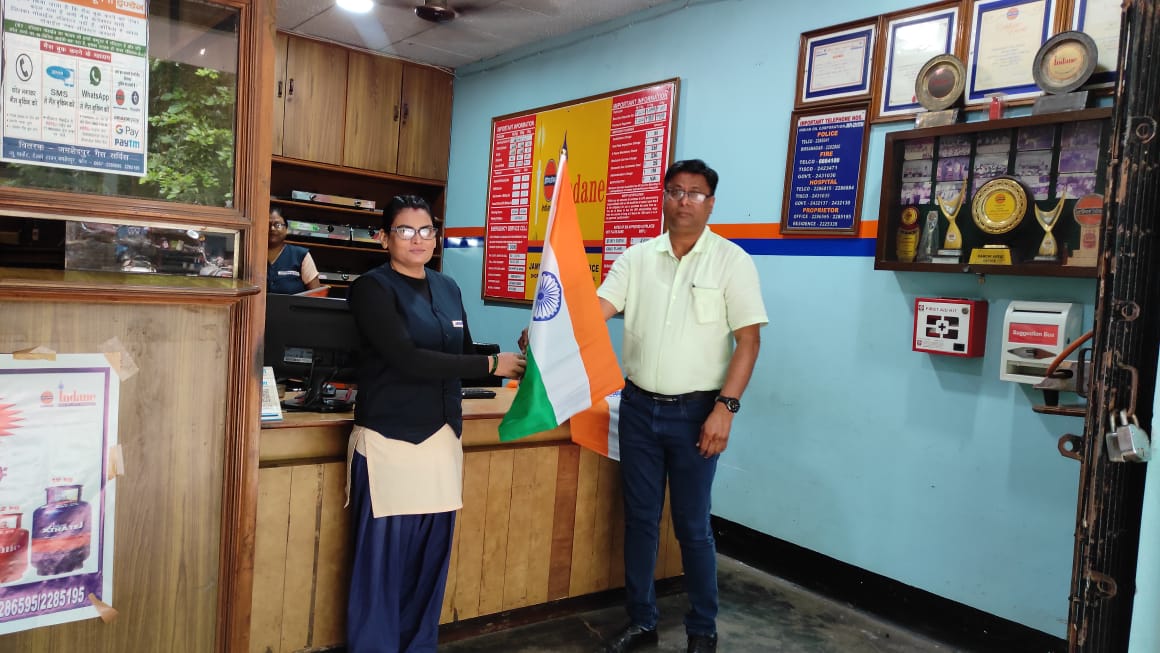 jsrgas's tweet photo. TIRANGA DISTRIBUTED AMONG OUR STAFF &amp; CONSUMERS https://t.co/la24YYAihx