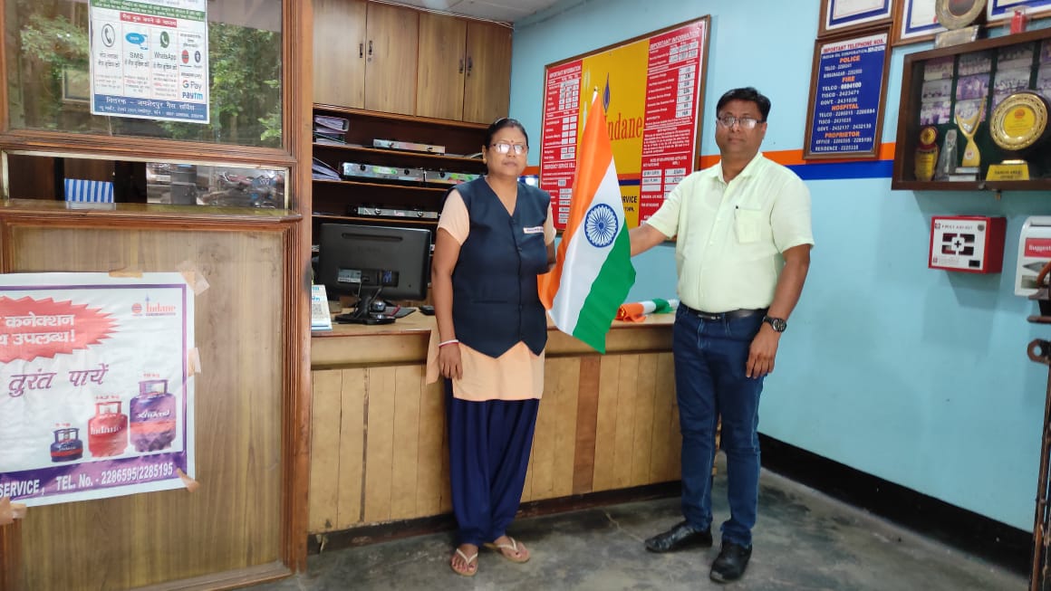 jsrgas's tweet photo. TIRANGA DISTRIBUTED AMONG OUR STAFF &amp; CONSUMERS https://t.co/la24YYAihx