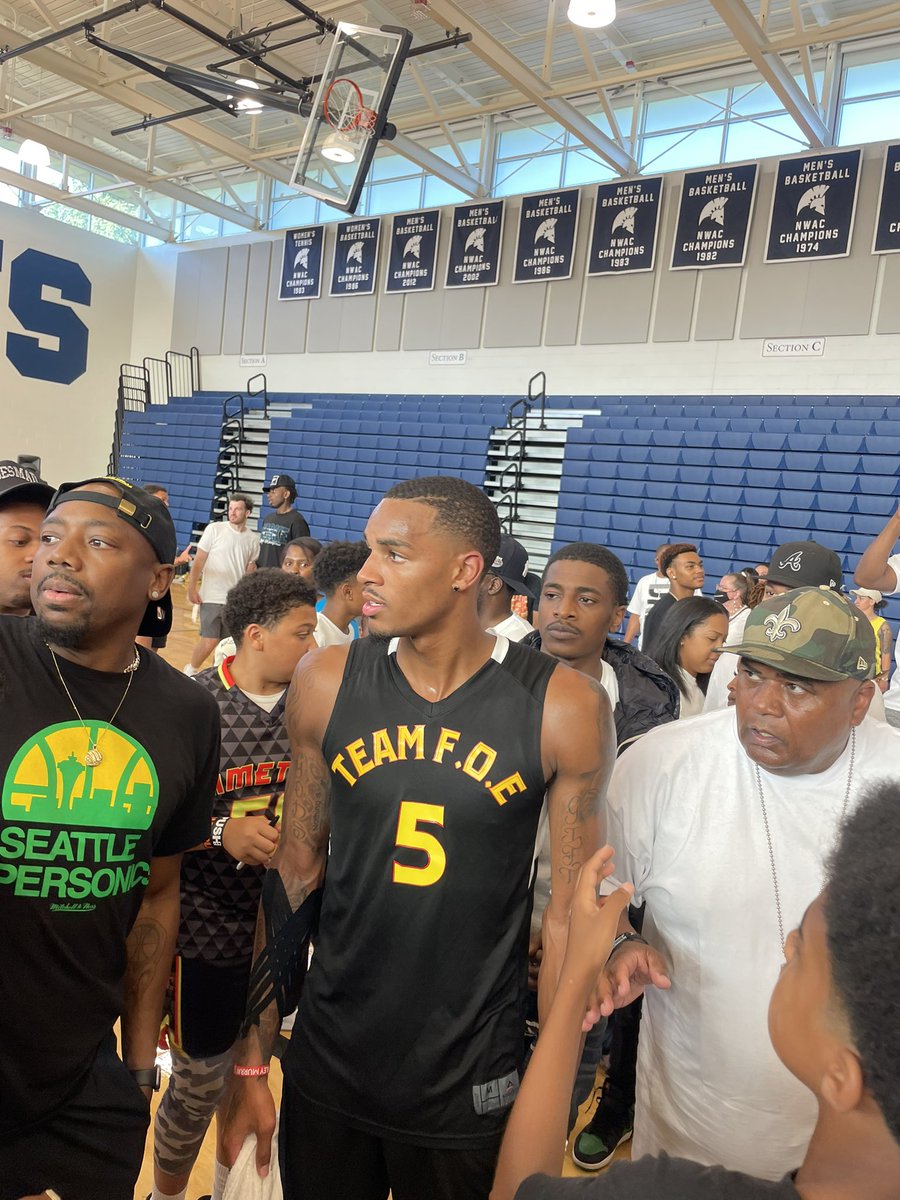 OPV_D253's tweet photo. Zeekend was lit. Saw the #1 pick play, met Michael Beasley and seen Dejounte and I.T battle it out for the ship! 🦾 https://t.co/qkCUol9K92