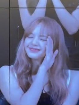 lvstaku's tweet photo. god she looks ethereal https://t.co/0V8vftP85m