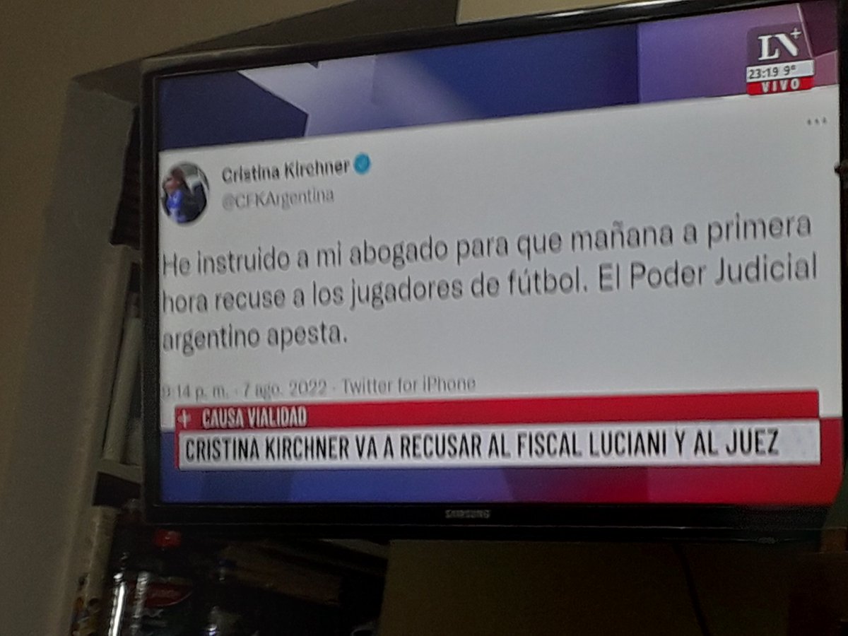 chisp7's tweet photo. Le avisaron a #LaPorota que la opereta #lanata recien la tiro por la borda que se meta la denuncia por #tetas caidas que tiene #lahistorianolaabsolvio https://t.co/bPKxPEKLiW