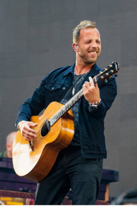 JamesM_TruthsFM's tweet photo. @JamesMorrisonOK   with his guitar to support Westlife after Sophie performed https://t.co/KkWSjjHpDP