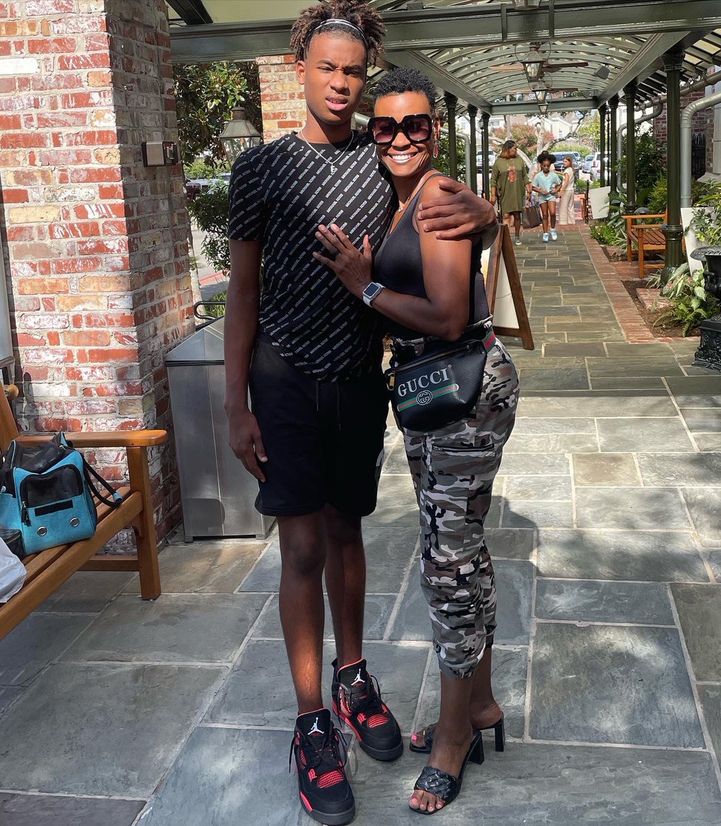 DSTDIVA99's tweet photo. Enjoyed our annual “Back to School Family Dinner”#lotsoflaughs #talksandmoretalks #sophmoreyearhereicome #mommasboyforlife💙 #makingmemories @Karter_Freeman https://t.co/8LUHl95qT9