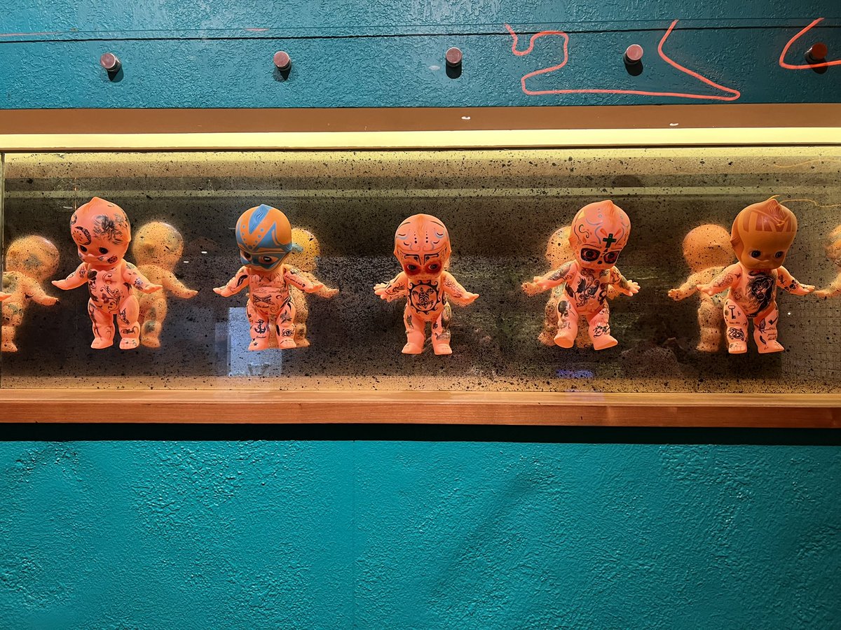 Boccles's tweet photo. @iamjohnoliver those babies get everywhere #universalorlando https://t.co/HSvUc7NQCR