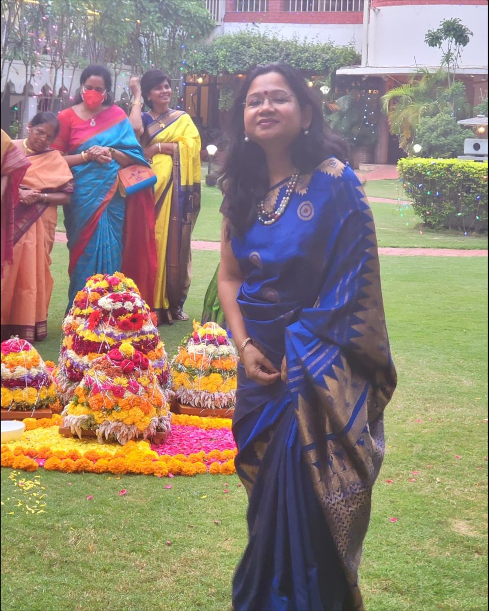 SwatiLakra_IPS's tweet photo. Thank you @Shikhagoel_IPS for nominating me for the #handloom challenge 
I request @PamelaSatpathy @cpwrl #TarunJoshi and @RachakondaCop #MaheshBhagwat to take up the challenge, post their handloom pics and tag 3 more. https://t.co/Z1BHAbvDuc