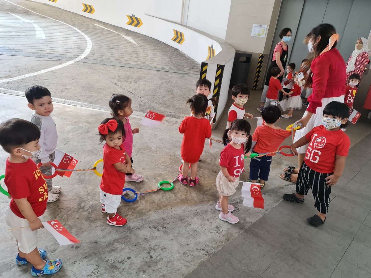 StarrySnow303's tweet photo. The kids are so adorable!! The little girl gave me a flag hehe. Definitely brightened up my day!! Happy national day tomorrow!! #singaporeagents @CTTan59 @jerictan @Agent1XYZ https://t.co/gPiEqGqM7e