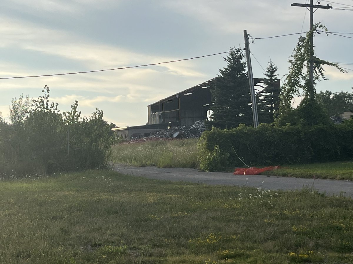 LizLewinTV's tweet photo. TN at 11: neighbors have been staring at the dilapidated Battaglia Demo bldg. for yrs despite *many* efforts to get it knocked down. 

Diane is tired of rats, black soot, &amp; pollution. 

Brian is tired of the view &amp; neglect. 

Tmrw it is scheduled to come down. @WGRZ https://t.co/UhPpHrKtFG