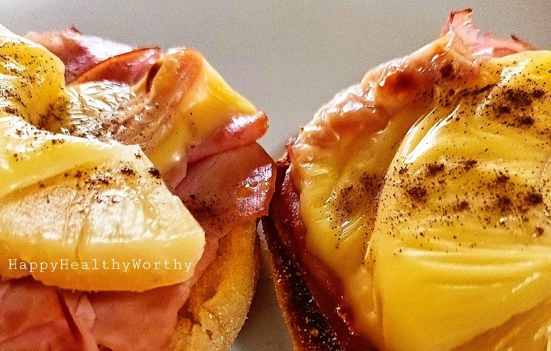 KerrieMaree1's tweet photo. Today's lunch is a Pizza Muffin (honey ham, pineapple in juice and light cheese) 😍😋 This is so much healthier than a pizza as well as quick and simple for a busy Monday.
Cals: 245
Prot: 18.2g
Sat. Fat: 2.9g
#pizzamuffin #food #foodie #lunch #delicious #ham #pineapple #cheese https://t.co/FLdcQYODSk