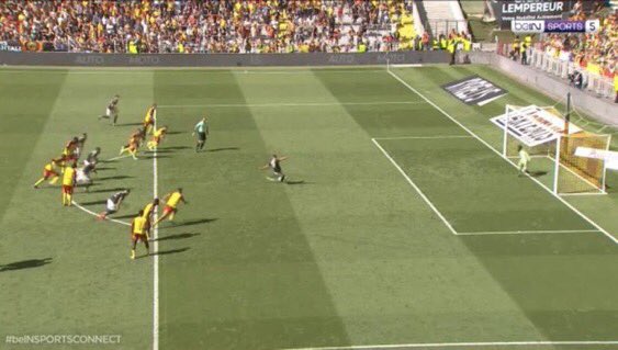 kevin_olin's tweet photo. 1er journée et déjà 1er débat sur la VAR sur la 1ere arrêt sur image sur le penalty de @RCLens et 2 eme arrêt sur image sur le penalty de @SB29 même situation mais pas la même décision.Qu’en pensez-vous ? #RCLSB29 https://t.co/GeEOBSVBjU