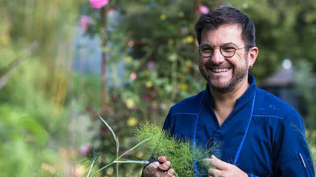 #tensionrecrutement : Management bienveillant, temps de travail allégés, retour des pourboires, les recettes du chef étoilé Eric Guérin qui croule sous les CV ! <a href="/Valerie_Issert/">Valerie Issert</a> <a href="/muriellehenry1/">Murielle HENRY</a> 
ouest-france.fr/pays-de-la-loi…