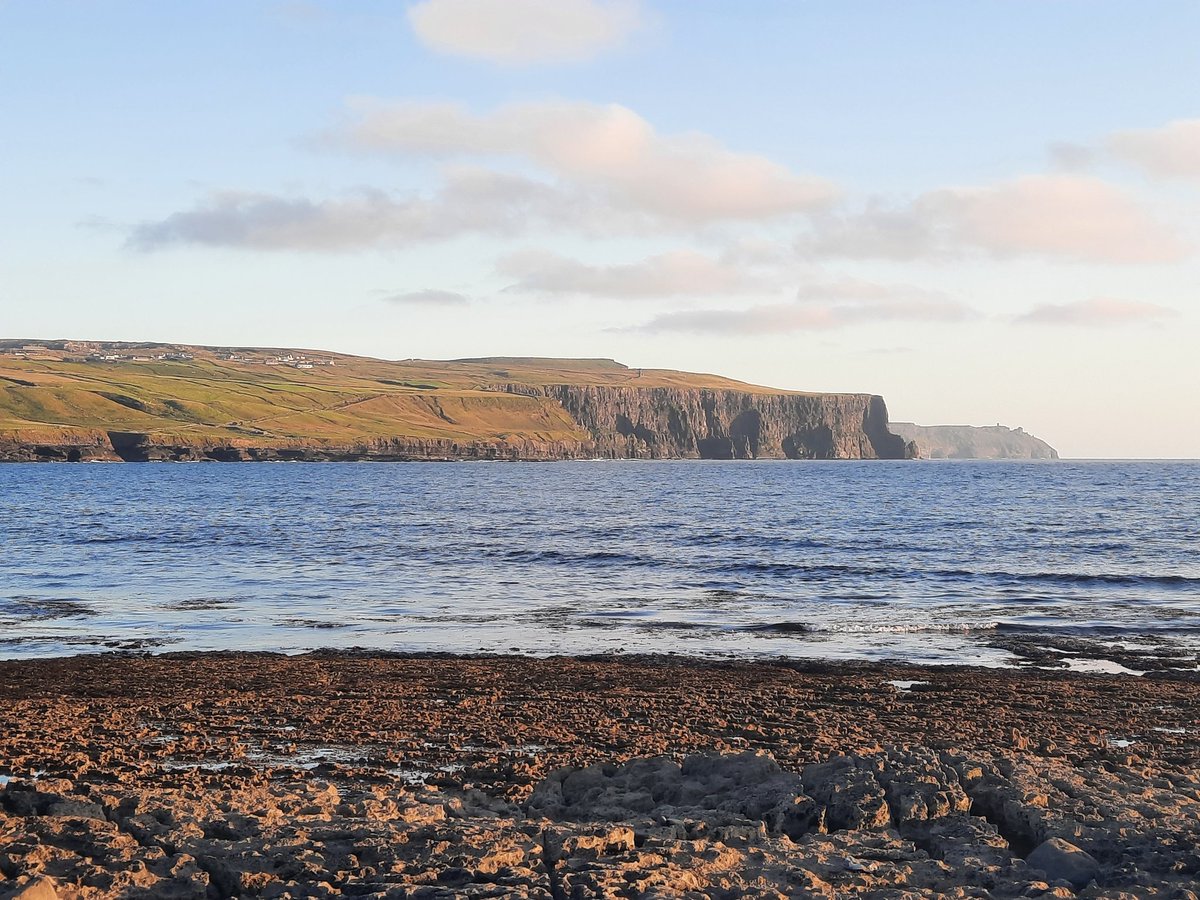 cahiernomade's tweet image. Fin de journée  aux falaises de Moher 🤩 #Irlande #mohercliffs #roadtrip #vacances
