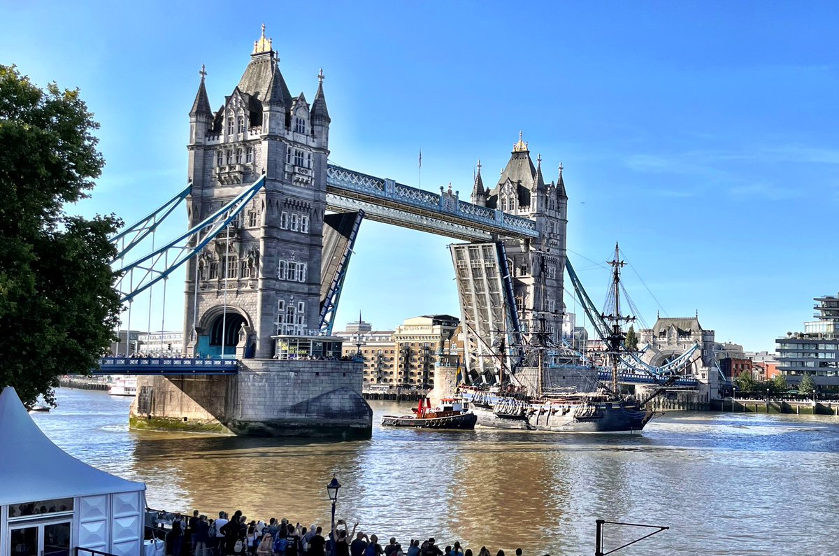 Spectacular entrance into the Pool of London for the ship #Gotheborg <a href="/TowerBridge/">Tower Bridge</a> #Swe