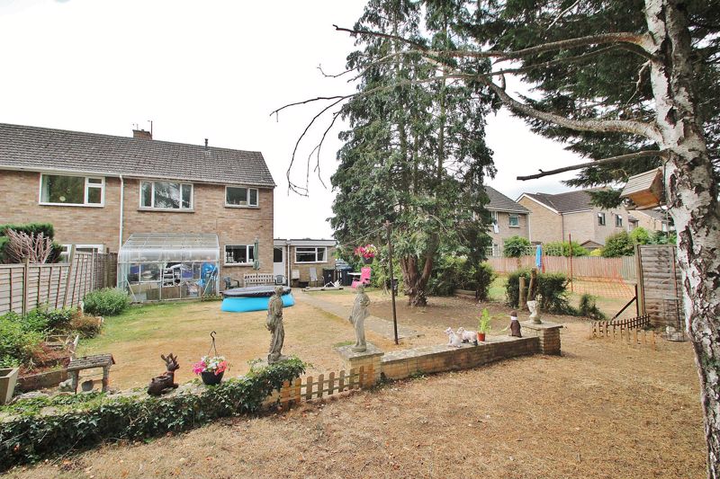 EYNSHAM, OXFORDSHIRE

Semi-detached 3 bedroom family home with large established garden, off road parking and within walking distance to the village amenities. Find out more: bit.ly/TM-WIT-GR

#OxfordshireRealEstate #FamilyProperty #Eynsham
