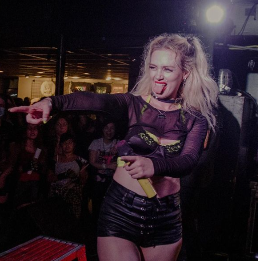 PyperFrenZ's tweet image. The microphone is my greatest weapon. Load it with my words then Click, click, 💥Boom!💥