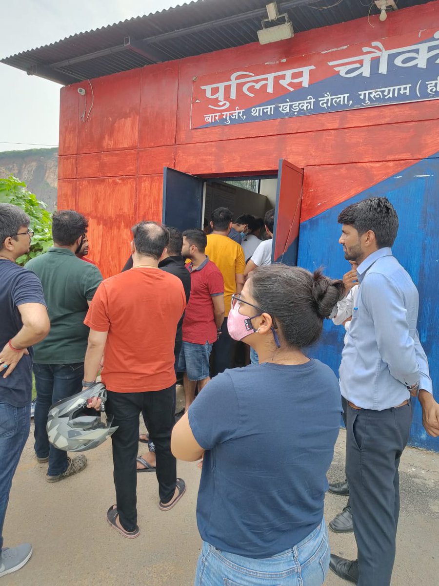 DEEPAKKAHUJA's tweet photo. #Gurgaon #Mapsko_Mountville
- मैपस्को माउंटविले रेसिडेंट्स ने @gurgaonpolice बार गुर्जर पुलिस चौकी का घेराव किया तो शिकायतकर्ता को छोड़ा!
- आरोप : 5 घंटे जबरन बैठाया।
- चौकी इंचार्ज पर #Mapsko के दबाव में परेशान करने का आरोप।
- डीसी के आग्रह पर डीसीपी मानेसर कर रहे जांच https://t.co/g4lqelHvaI