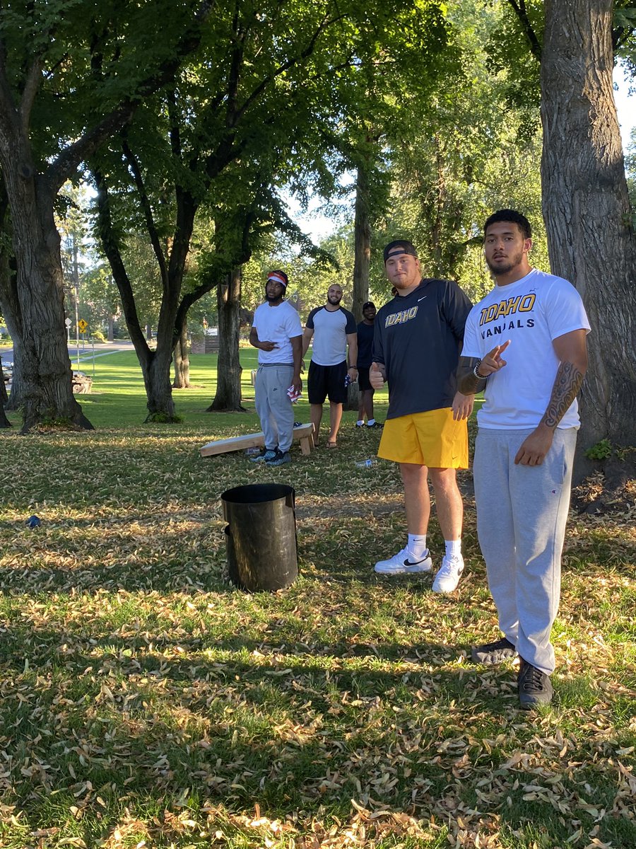 TevitaLose's tweet photo. Great day today with the DL at East City Park! Thanks to @Coach_Eck for coming to hang out with @coach_asuega  and I and the Big Boys on the Darkside‼️ #VzUp #DogzOnly #GoVandals #Time2Wak3Up https://t.co/UxGjEAhF1h