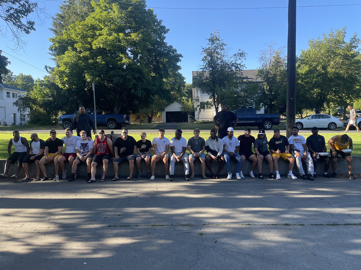 TevitaLose's tweet photo. Great day today with the DL at East City Park! Thanks to @Coach_Eck for coming to hang out with @coach_asuega  and I and the Big Boys on the Darkside‼️ #VzUp #DogzOnly #GoVandals #Time2Wak3Up https://t.co/UxGjEAhF1h