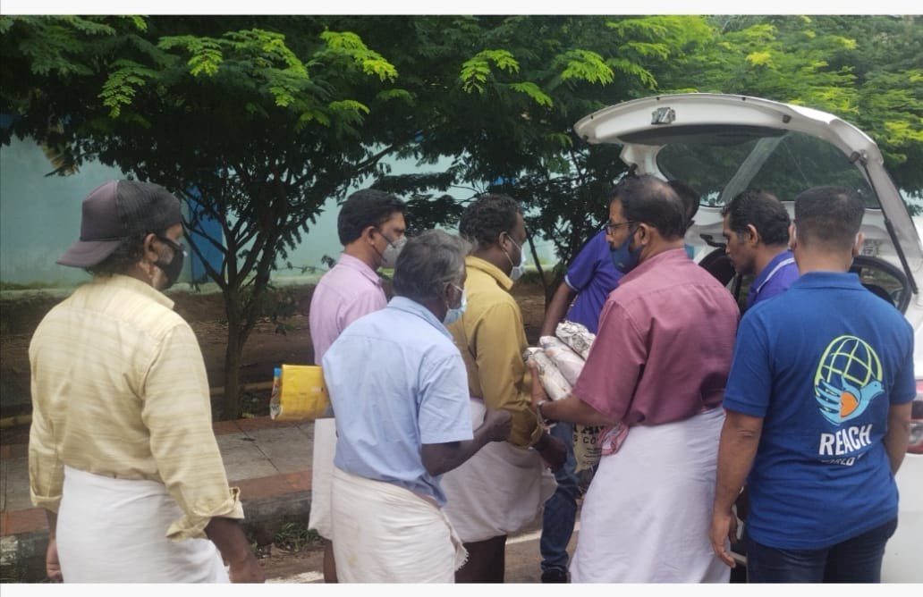 reachww's tweet photo. ഞായറാഴ്ച തൃശ്ശൂരിൽ നടന്ന ഭക്ഷണപൊതി വിതരണം..."ഒരി പിടി അരി ഒരായിരം ജീവൻ " എന്ന ആപ്ത വാക്ക്യവുമായി ആരംഭിച്ച ഫീഡ് ദി ഹംഗറി പ്രൊജക്റ്റ്‌ ഇന്ന് 18 വർഷങ്ങൾ പിന്നിടുന്നു ♥️
#Help #food #community https://t.co/ikMhYms15N