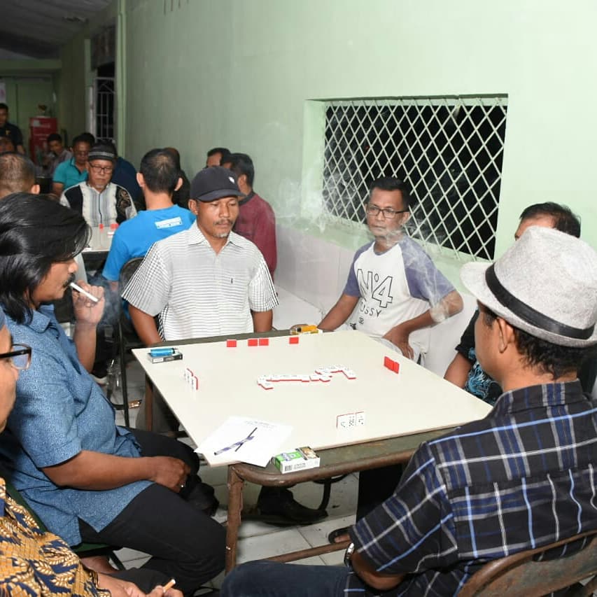 Korem023_ks's tweet photo. Sibolga, Untuk lebih menumbuhkan keharmonisan Prajurit dan elemen Masyarakat Korem 023/KS menggunakan media permainan Domino yang sudah merakyat di wilayah Sibolga-Tapteng  bertempat di Lapangan Tenis Korem 023/KS Minggu  (07/08/2022) https://t.co/5RXhMyUdc3