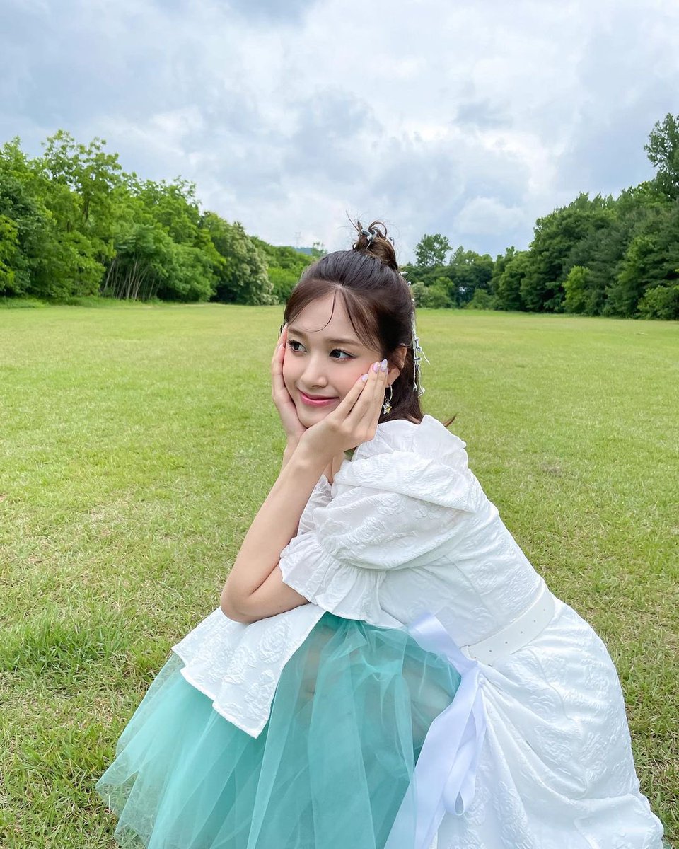 yeeunilla's tweet photo. Arriving at the limits of the ideals we've reached for. The next horizon lies ahead, sparkling brightly. The stars that breathe only in dreams, seemed to illuminate the world. ⭐︎ https://t.co/5q4YupqpGI