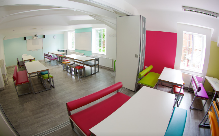 studydestiny's tweet photo. [England]Kings Education - Bournemouth

- only 5-10 minutes from the town centre and beach
- located in an affluent residential area and are surrounded by well-kept gardens with lawns and patios

For more information
https://t.co/0h8rhljYk5 https://t.co/BMGt3oRwVE