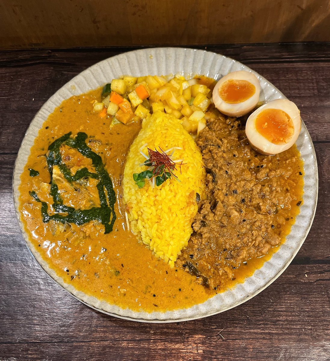 kaigo2018's tweet photo. #本町　#スパイス食堂ニッキ さん
初訪問！
今回はマイルド系カレーの鯖とバジルのココナッツカレーと鴨のキーマカレー＋燻製漬け玉子オーダー
個性があってよき♡りぴ確定店です♡
並ばず入れましたが、退店する頃には行列でした。並んでも食べたい気持ちわかります(*´꒳`*) https://t.co/i1Owyo97if
