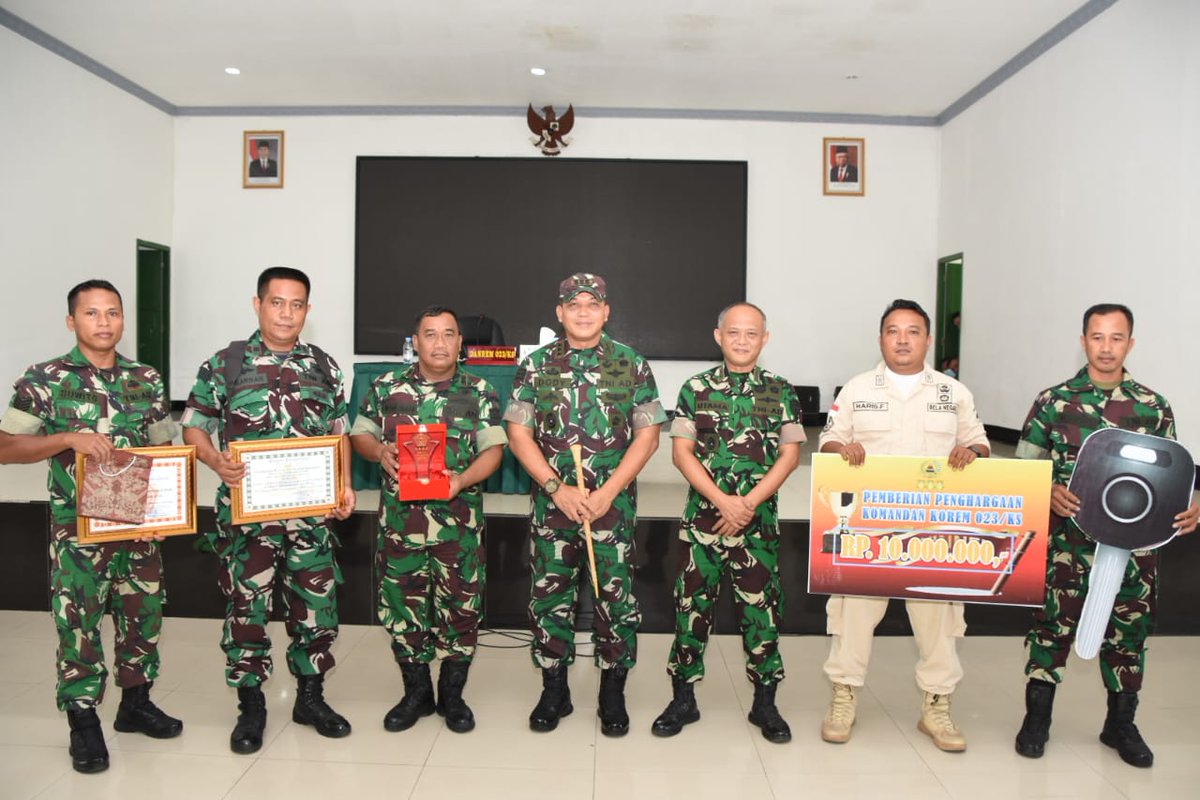 Korem023_ks's tweet photo. Sibolga,  Bertempat di Aula Gupala Makorem  Komandan Korem 023/KS Kolonel Inf Dodi Triwinarto, S.I.P., M.Han memberikan Penghargaan dan hadiah kepada Prajurit yang berprestasi Senin (08/08/2022) https://t.co/G9Px3KANfL
