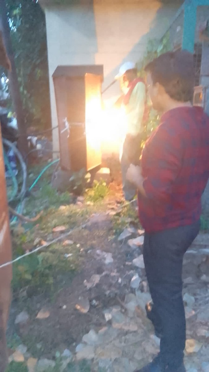 MD purvanchal सर के दिशा निर्देश में हो रहे ट्रांसफार्मर के स्पॉट मैटेनेंस से उपकेंद्र के तकनीकी कर्मचारियों में ट्रांसफार्मर को on site मैटेनेंस kar ठीक करने का जज्बा आया
बहुत बहुत आभार ,<a href="/aksharmaBharat/">A K Sharma</a> <a href="/PuVVNLHQ/">Purvanchal Vidyut Vitaran Nigam Limited</a> ,,,<a href="/UPPCLLKO/">UPPCL</a> <a href="/puvvnl_Prayag/">S.E. EUDC-1 Alld.</a>