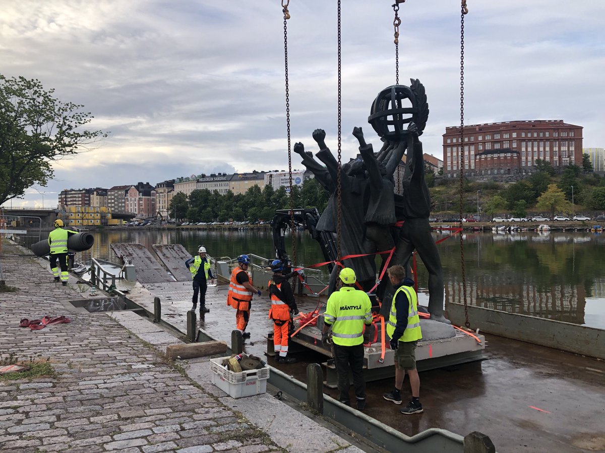 Paljon keskustelua herättänyt Maailmanrauha-teos siirretään pois Hakaniemenrannasta Kruunusillat-raitiotien rakentamisen ajaksi. Noin 12 t painava veistos on saatu turvallisesti nostettua proomun kyytiin ja teos kuljetetaan meriteitse <a href="/HAMHelsinki/">HAM</a>⁩ taidemuseon varastoon.