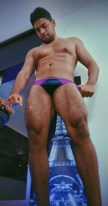 Do you think thongs looks good on me?https://t.co/7E0ibX9jDu https://t.co/fnUFuDT6Lp