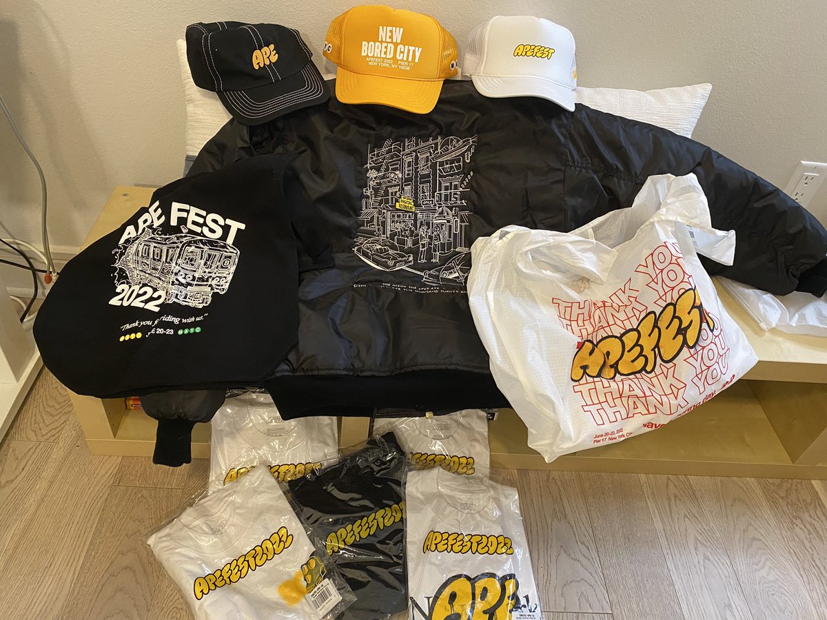 foxSlightly's tweet photo. Got my merch. 
Thanks @BoredApeYC! https://t.co/PBY1UzIvhV