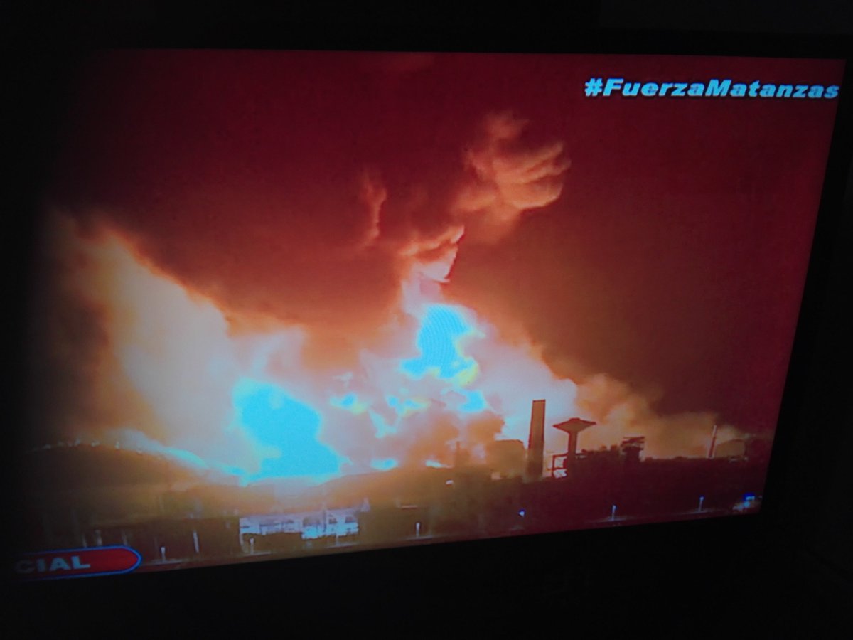 Hubo una explosión abrumadora en la zona del incendio en #Matanzas. El segundo tanque colapsó. El Gobierno Provincial de Matanzas confirmó en sus redes sociales que la tapa del tercer tanque no resistió. Las fuerzas habían sido evacuadas
#FuerzaMatanzas
